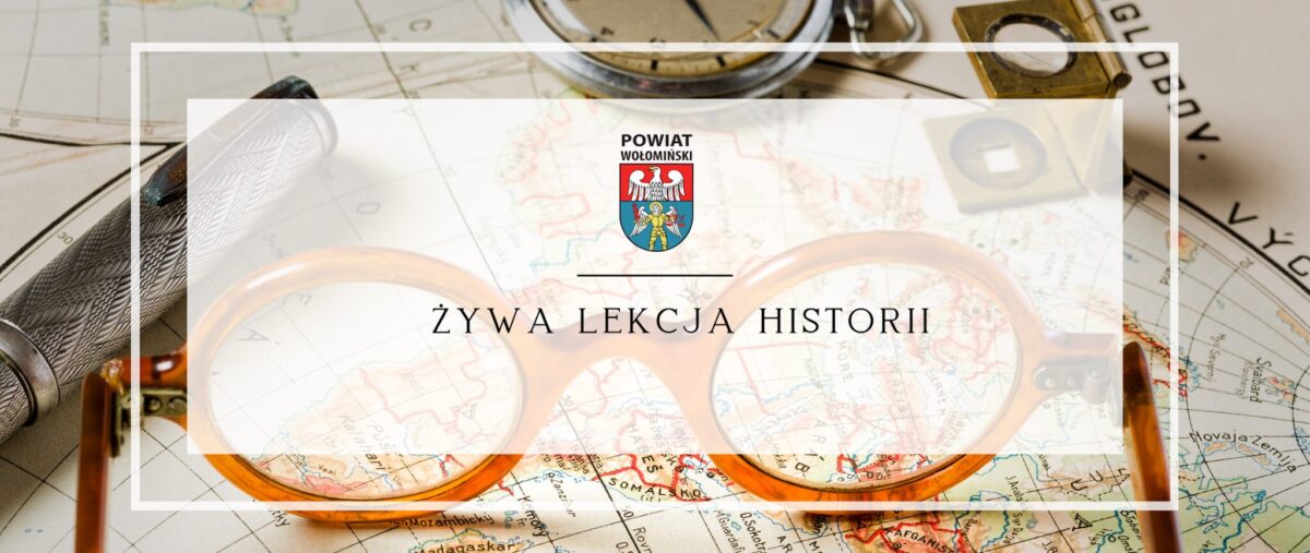 Mapa, okulary, długopis i napis Żywa lekcja historii